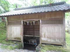 神宮寺閼伽井戸．
東大寺二月堂に水を送る「お水送り神事」が行われる．