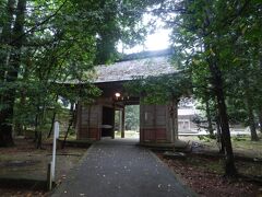 小浜市龍前にある若狭彦神社．若狭国一宮．
上社，下社の2社に分かれる総称で上社自体も若狭彦神社と呼ぶ．
創建は714年，主祭神は若狭彦大神(彦火火出見尊)．
写真は楼門(随神門)，江戸後期の建造，木造八脚門，入母屋造平入，桧皮葺，福井県指定文化財．