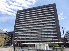 熊本市役所です。

14階の展望室には、土日でも行けるようです。