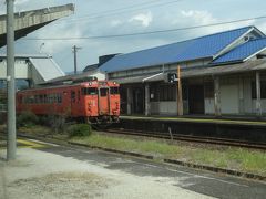 周防高森駅で列車交換、ローカル線ながら広い構内は山陽本線のなごりでしょうか