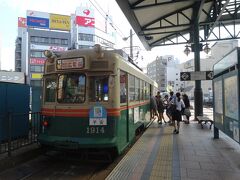 駅前にはすぐ広島電鉄乗り場がある