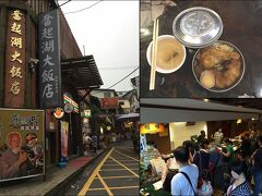 てことで、はい、無事に到着です。それも奮起湖大飯店の前で降ろしてくれるなんてなんてラッキー。そう、ここは、アルミの弁当箱に盛り付けられた駅弁が食べられるという有名店です。さすが凄い人です。座る場所もないほど。スープはセルフでどうぞ。ここは、味というより雰囲気モンってとこでしょうか。120元。
http://www.fenchihu.com.tw/jp/PAGE/hotelguide.html
