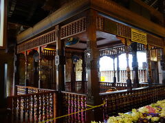 こちらが仏歯寺の本堂。仏陀の歯が奉納されているとのことだけど、ふだんは見られない。
