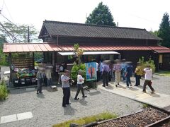 真幸（まさき）駅では、駅舎でお土産などが売られていました。