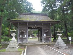 萬徳寺に続き小浜市遠敷の若狭姫神社．若狭彦神社の下社である．
上社から北へ約1.5km．
創建は721年上社からの分祀による．主祭神は若狭姫大神(豊玉姫命)．
写真随神門は、1743年建造，木造八脚門，入母屋造平入，桧皮葺，福井県指定文化財．