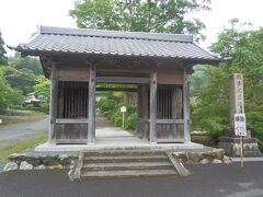 小浜市多田の多田寺に移動．
到着後タイミングよく老夫婦(住職夫婦？)が帰ってきた．
下調べで見落としていたが拝観には予約が要るようである．本堂に入れていただき感謝．
拝観料\400，9:00〜16:00，2月，3月は休み．
749年孝謙天皇の勅願により創建，本尊は薬師如来．