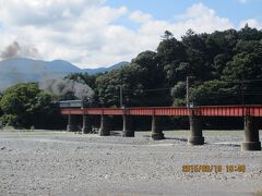 建物の裏に出ると川が見え、

橋がかかっている。

あー、来たよ！　ＳＬ!