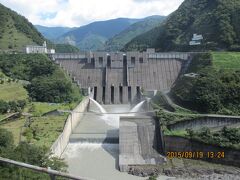 13:20　長島ダムがみえてきた。

　　　　放水もダイナミックで

　　　　遠くからでも迫力が感じられた。