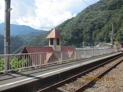 宇奈月のトロッコ列車を思い出す。

あちらはトンネルばかりだったけど、

大井川鉄道は景色がよく見える。