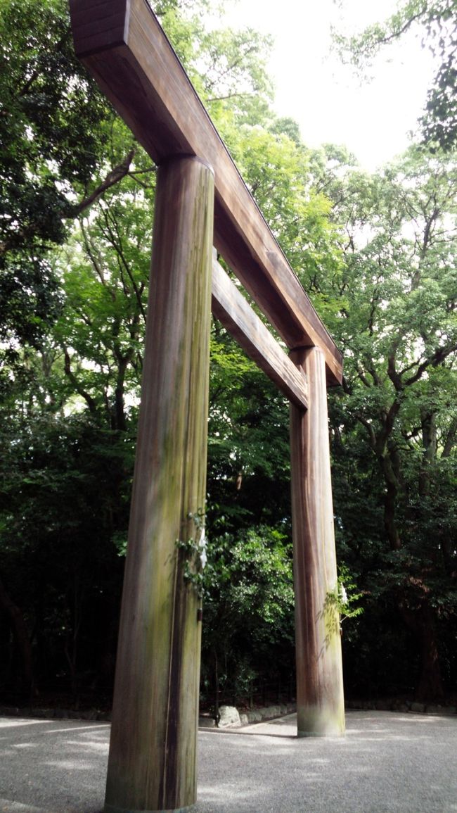 大阪から高速バスにて名古屋へ。昼食の目的地が熱田神宮のそばにあるのでまずは参拝。正面の鳥居をくぐります。