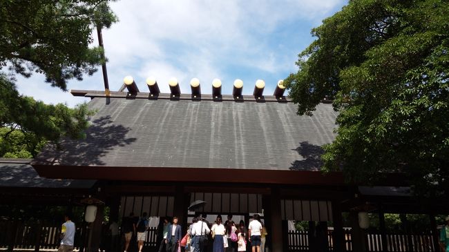 本宮。<br />土曜日だったので結婚式やお宮参り、七五三などの人々もいました。