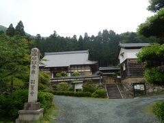 小浜市羽賀の羽賀寺に移動．
創建は716年行基による．江戸初期の頃は七堂伽藍を有する隆盛を誇るも現在まで残るのは本堂のみ．
拝観料\400，9:00〜16:00．