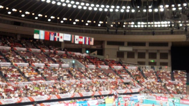 決戦のコート。日本戦は第３試合。まだまだ時間はありますが結構、観客が入り２試合目を観戦しています。