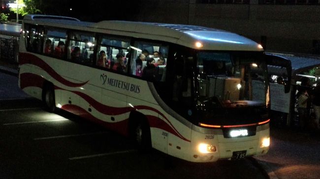 試合後、選手達をのせたバス。<br />何人かの選手は待ち受けた観客のサインに応じていました。