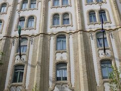 緑色の屋根は全然見えません。 付け柱に、貯金･蓄積のシンボルの“蜂”が登って行きます。