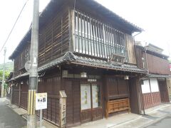 小浜市街に入り小浜西組重要伝統的建造物群保存地区に．
小浜城下に3つ(東組･中組･西組)に分かれた城下町の一つ．
商家町と茶屋町および寺町から成る．
地区西側は三丁町という茶屋町で，茶屋建築の千本格子が見られる．
写真は鯖寿司の店「若廣」．