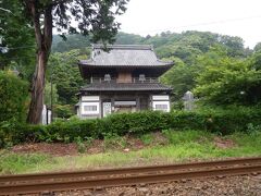 重伝建地区の南側にはJR小浜線が通る．線路の向こうに常高寺．
京極高次夫人で浅井長政次女常高院の墓所である．
度重なる火災により荒廃したものの平成に入ってから再建事業が進んでいる．
参道は線路で分断されており，1本東側のアンダーパスを通る必要があるようだ．