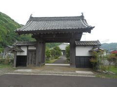 空印寺薬医門．
1688年創建時の建造である．切妻造，瓦葺，欅造り，小浜市指定文化財．
