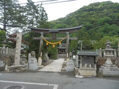 こちらも小浜男山にある八幡神社．
創建は769年，祭神は應神天皇，神功皇后ほか．
写真の木製大鳥居は1694年の建造，明神鳥居，小浜市指定文化財．