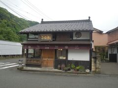 八幡神社前のパン屋．景観にマッチしすぎている．