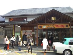 品川駅から東海道新幹線で名古屋駅に向かい、JR高山本線を特急ひだ号で1時間半ほど掛けて下呂駅へやってきました。日本三名泉と言われる下呂温泉だけあって、駅前には観光客が多くいました。