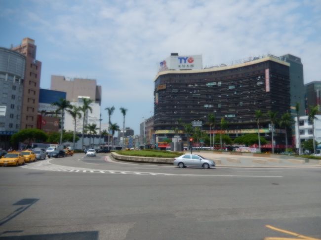 台南駅前、市内バス等の路線バス各社の乗り場があります、又、格安のホテルもあります