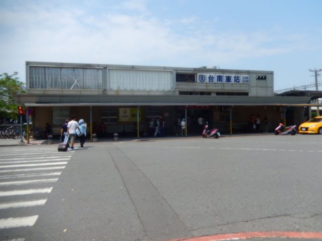 台南駅の裏口（東側）、こちらは小さな駅舎です