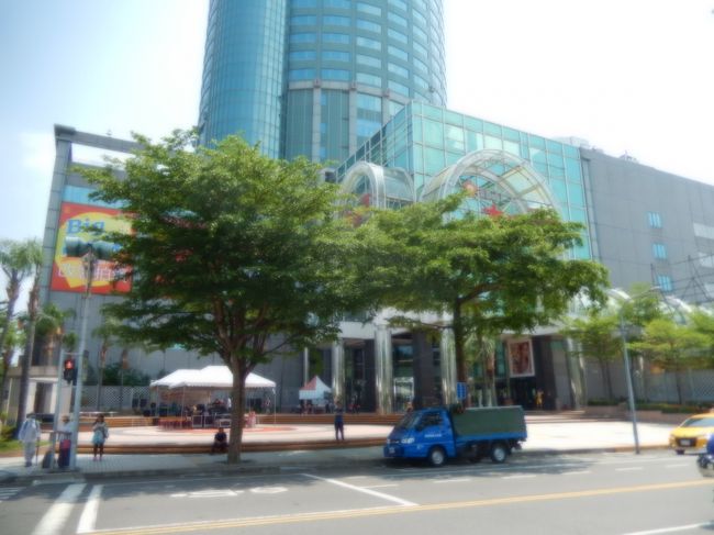 台南駅の裏口（東側）の駅前にある大遠百、大きな百貨店です