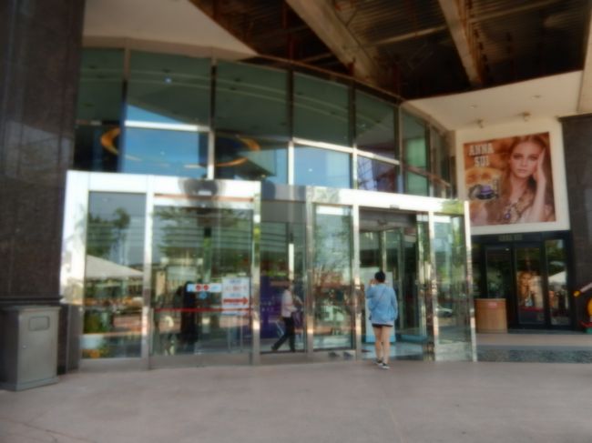 大遠百の入り口、1階には日系の化粧品メーカーのお店があります