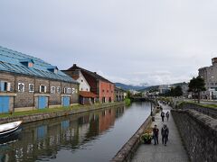 小樽駅から歩いて１０分ほどで小樽運河に着きます。