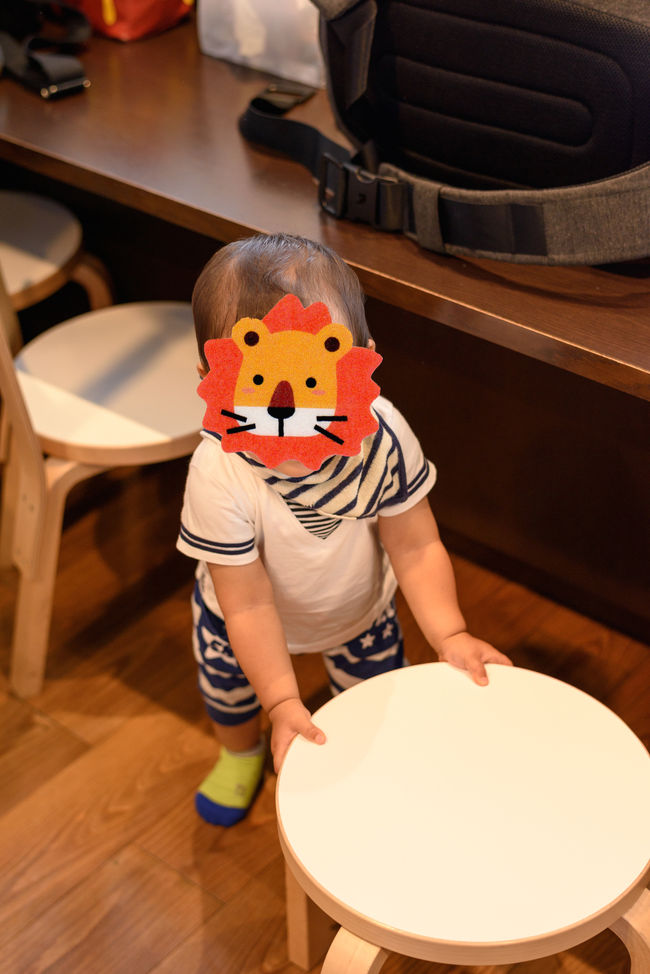 特典で使えるサクララウンジに。年４回が上限だが国内線だけでは年４回乗ることもそうそうないからな。<br />こども用スペースに行くと貸切状態。