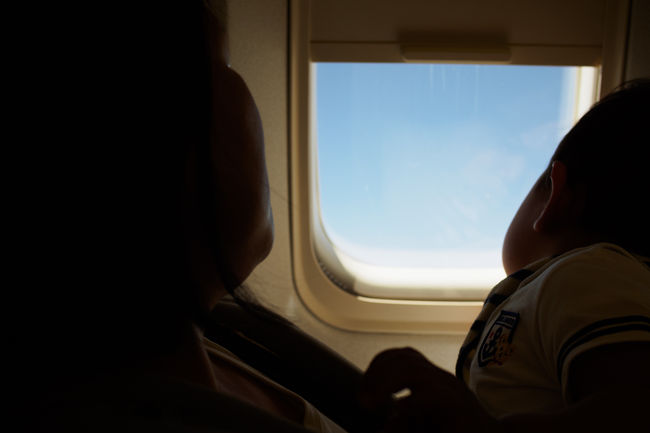 離陸して少しするとたむすけお目覚め。<br />たっぷり遊んで少しお昼寝したので、ご機嫌も安定して窓の外を眺める。<br />ヨメ子またもドヤ顔。<br /><br />たむすけも前回は眠いピークでご機嫌ナナメだったけど、やっぱり基本的に飛行機好きなのかな。