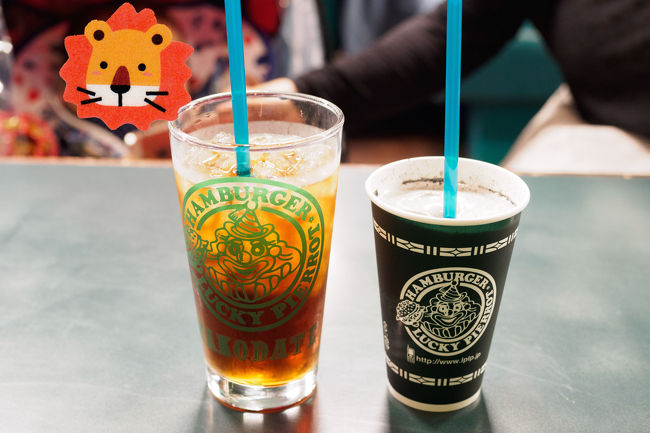 先にドリンクのみ提供。<br /><br />たむろうオーダーのゴマシェイクがウマい！<br />調査係ヨメ子もリストアップしてなかった品。<br /><br />ヨメ子「今回の旅も早速たむろうのハナがきいてるね その調子で頼むよ」