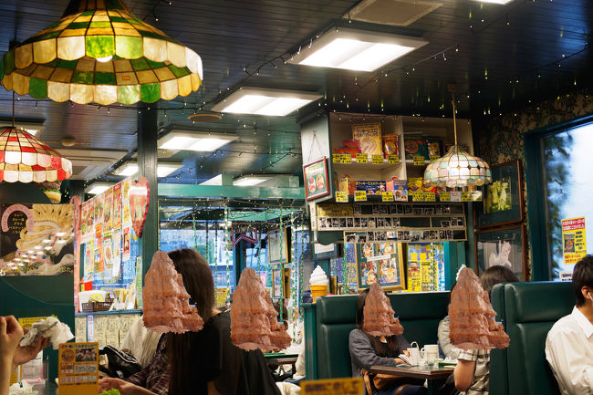 店に入るとラッキーなことに１席だけあいていた。<br />店内は観光客とローカルが半々という感じ。
