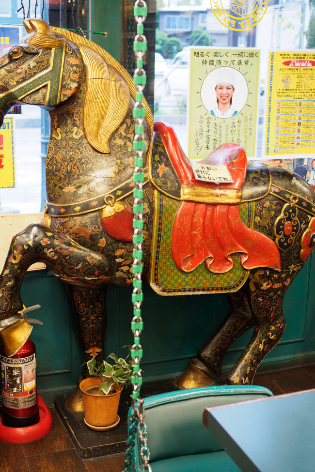 店内はサーカスっぽい不思議な雰囲気