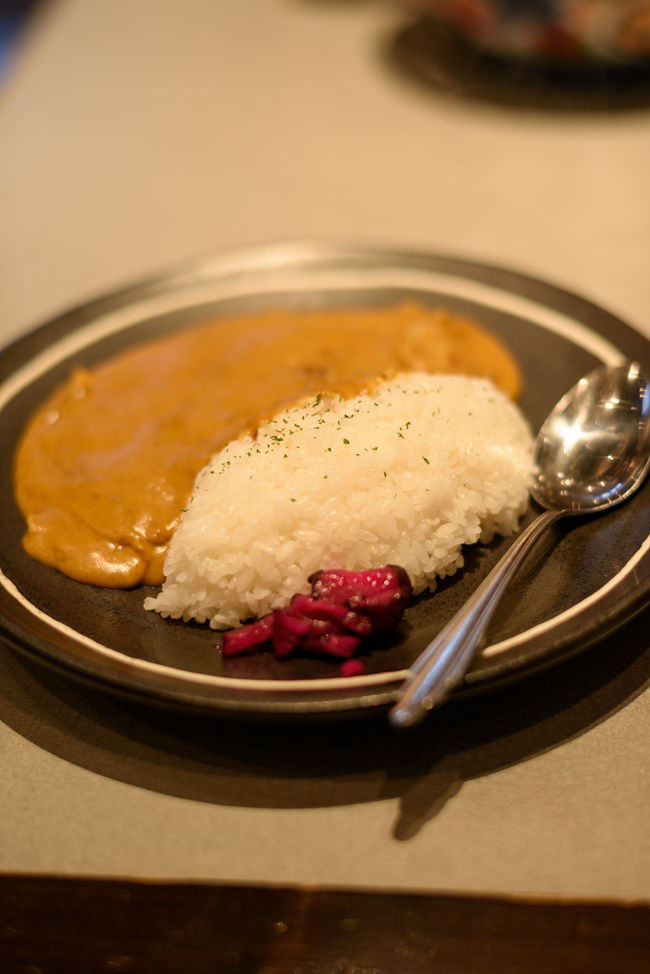ウェイティング中に作っているところが見えて気になったカレーもチョイス。<br />これはなんというか独特の食感。<br />モコっとしてるとでもいうか、水分少なめな感じ。
