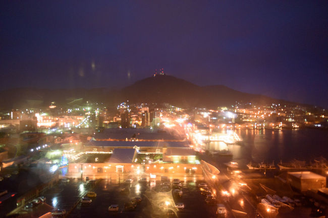 あいにくの天気で函館山からの夜景はとりやめ。<br />このお宿は乗り合いで山頂往復のバスを出しているというから予約しておいたのだが…<br /><br />函館はまた来い、ということなのかな。<br /><br />テレビのお天気コーナーで毎年のように聞く「梅雨の無い北海道を除き全国で梅雨入りしました」という言葉で、北海道はこの時期、基本好天なのかと思っていた。<br />実際には結構天気悪い日がわりとあるのね。