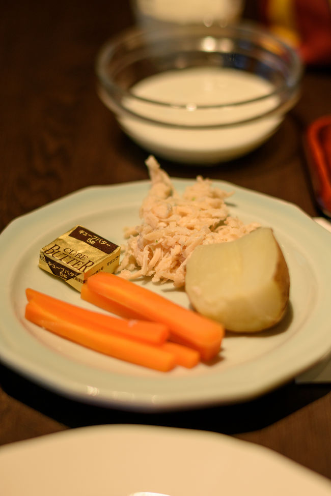 たむすけ用ににんじんスティックとジャガイモとチキン。<br /><br />これがウマい！<br />ここは北海道産にこだわってるという話。<br />さすが北海道！イモがふかしただけだろうに絶品！