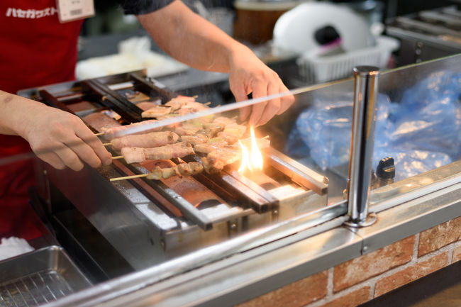 店の看板にまでなっているやきとり弁当をオーダー。<br /><br />注文が入ってから焼くというコンビニとは思えない一品。