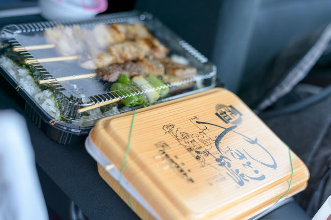 今日(2日目)は小樽への移動。ややロングドライブのためランチはハセガワストアのやきとり弁当と決めていたのだ。<br /><br />移動途中の道の駅でいただく。<br /><br />これまたウマい。コンビニ弁当とは思えない。<br /><br />函館は結局夜景を見られずＢ級グルメの旅になったのであった。<br />でもすごいぞ函館！グッタリしてたたむろうが絶好調になったからな。<br />ありがとう函館！