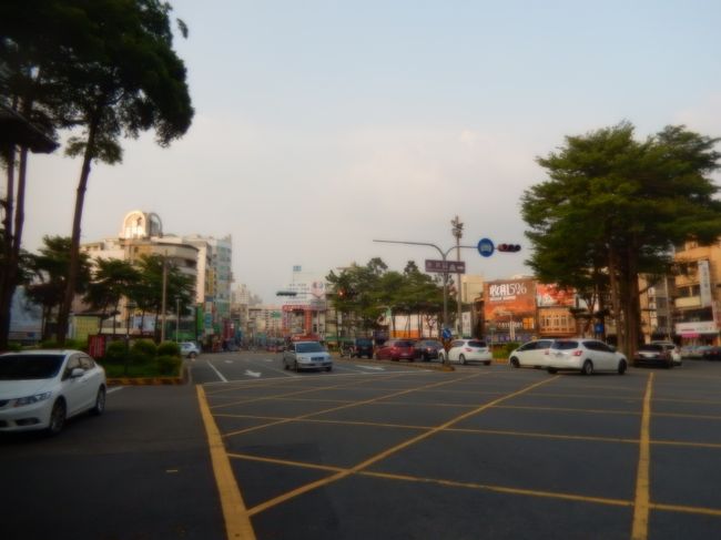 赤崁楼付近の交差点、周辺に飲食店などのお店が多くあります