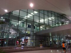 ノイバイ国際空港（ハノイ）に到着！
今年の初めにできたばかりで、日本のODAにより大成建設が建てたらしいので、
どっかで見たことあるような、近代的な造りです。
でもきれいです。