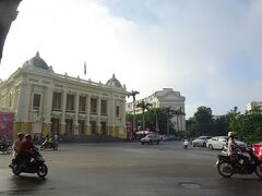 オペラハウス。朝なのでひっそり。ただその前は車とバイクのすごい往来！
オペラハウスの隣に見えるのが目的地のヒルトンハノイなのですが、どうやって渡れば…
そこに欧米人のジェントルマンらしき人が横に来たので、この方に小走りについていこうとしたら、走っちゃダメと注意されました。ゆっくり歩けば大丈夫とのこと。
早めに教えてもらえてよかった！その通りでみんなプ〜っとクラクション鳴らしながらも止まってくれます。。。