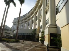 ヒルトンハノイに到着。さすがのシルバーウィーク！日本人もたくさんいらっしゃいました。
観光バスにピックアップしてもらい出発！