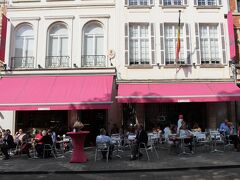 チョコレート屋さん巡り1件目はヴィダメール。

カフェではみなさんティータイム。
ここはブレックファーストが人気のよう。
滞在中に食べに来ようと思っていたのですが、どうにも時間が作れず、結局断念しました...。
