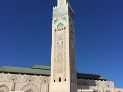 ハッサン2世モスク、1993年に完成したモロッコ最大のモスクです。
遠くから見てもミナレットの緑色がとても美しいです。
午後だからなのか人が少なかったです。