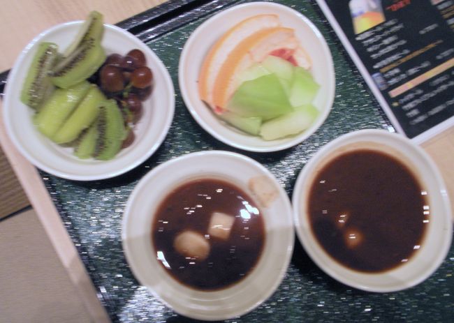 これも、デザートです。<br /><br />あれほど食事を食べたあとなのに、<br /><br />どれだけ食べれば、気が済むのでしょう。