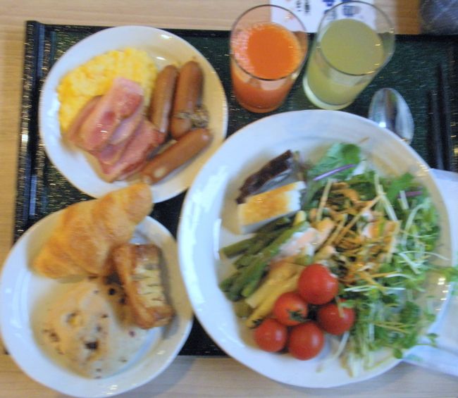 日が変わり、朝食です。<br /><br />この写真では普通の量に見えますが、<br /><br />実際に食べたのは、<br /><br />この程度ではありません。<br />