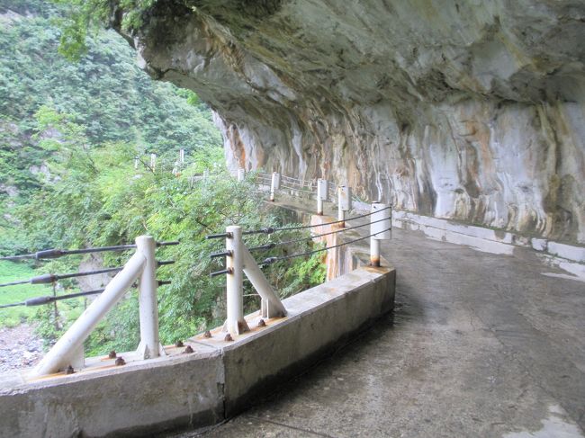 危険極まりのない道路を歩いて、