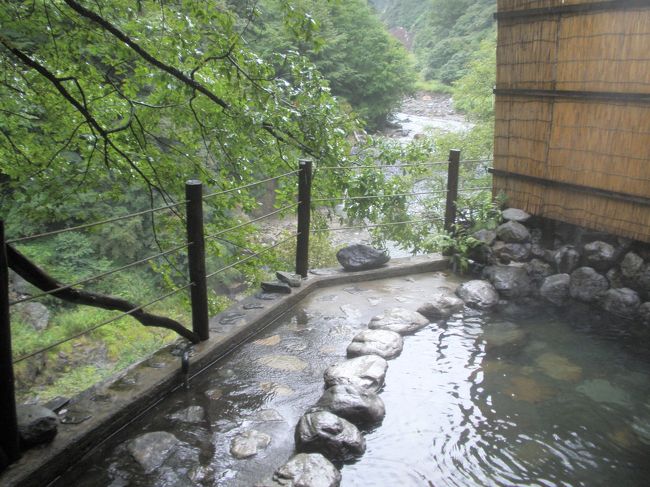 温泉は、かなり高い所にあります。<br /><br />下には、大きな川が流れています。